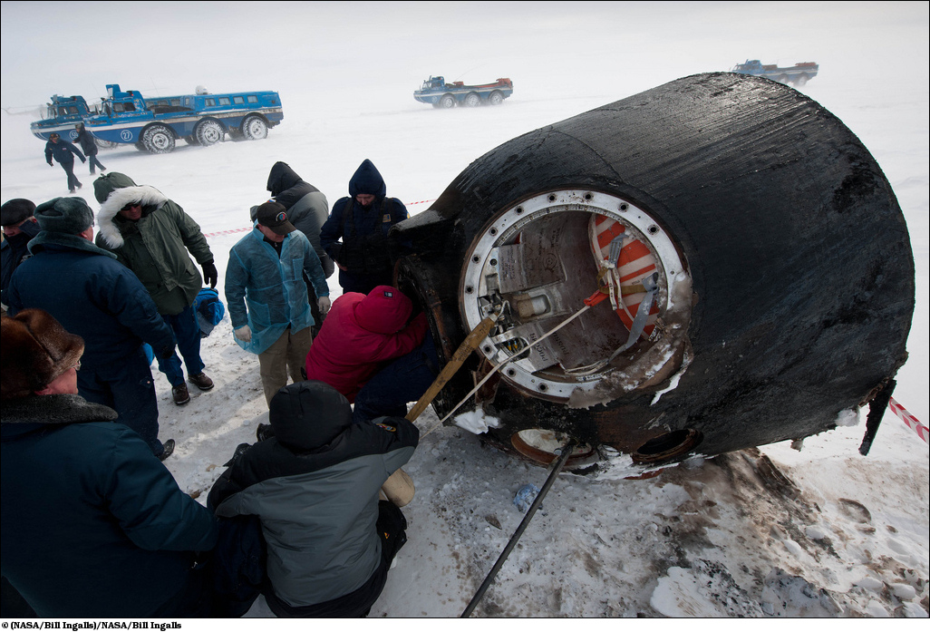 Soyuz TMA-01M crew extraction